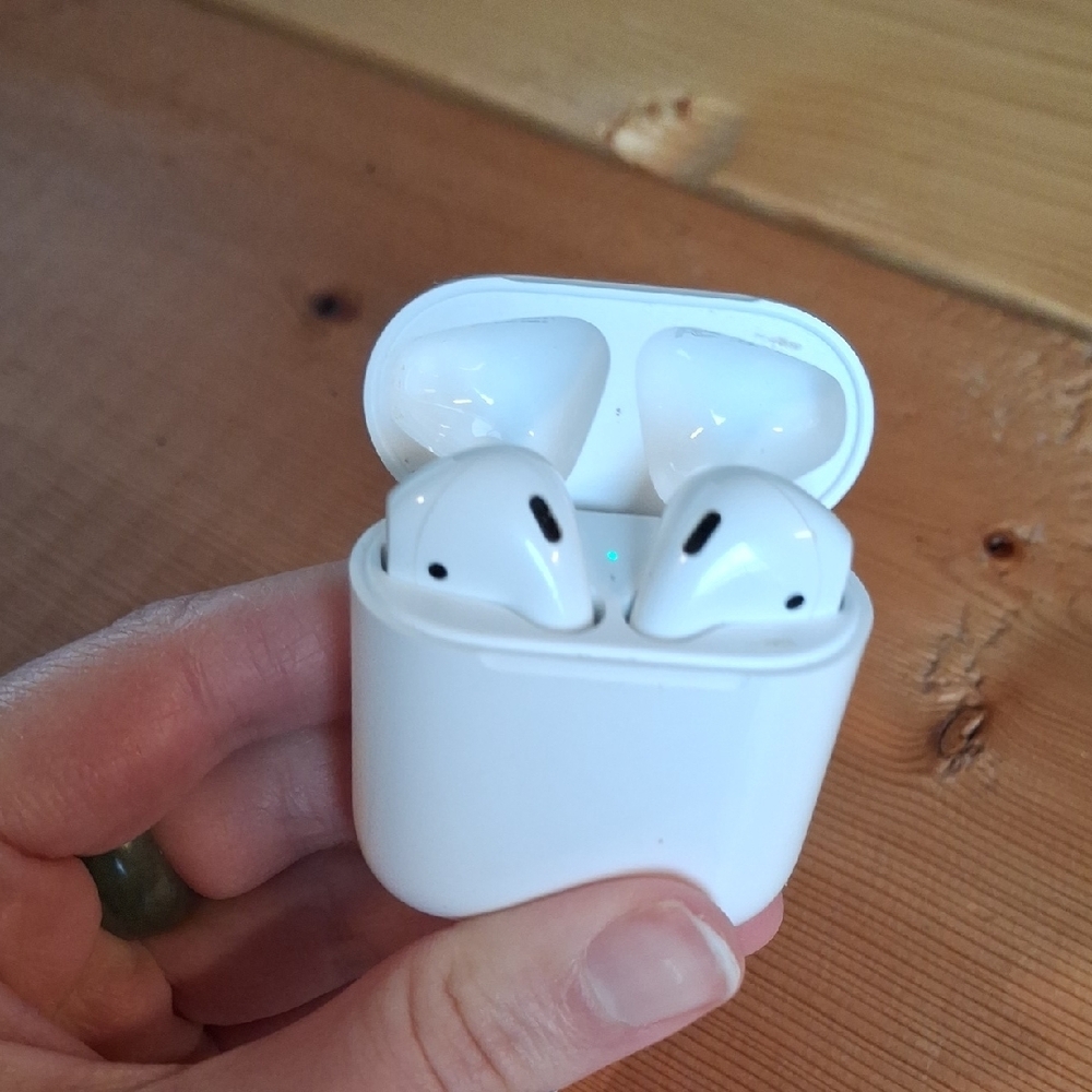 Apple Airpods 2nd Generation A2031 - Picture 4 of 4